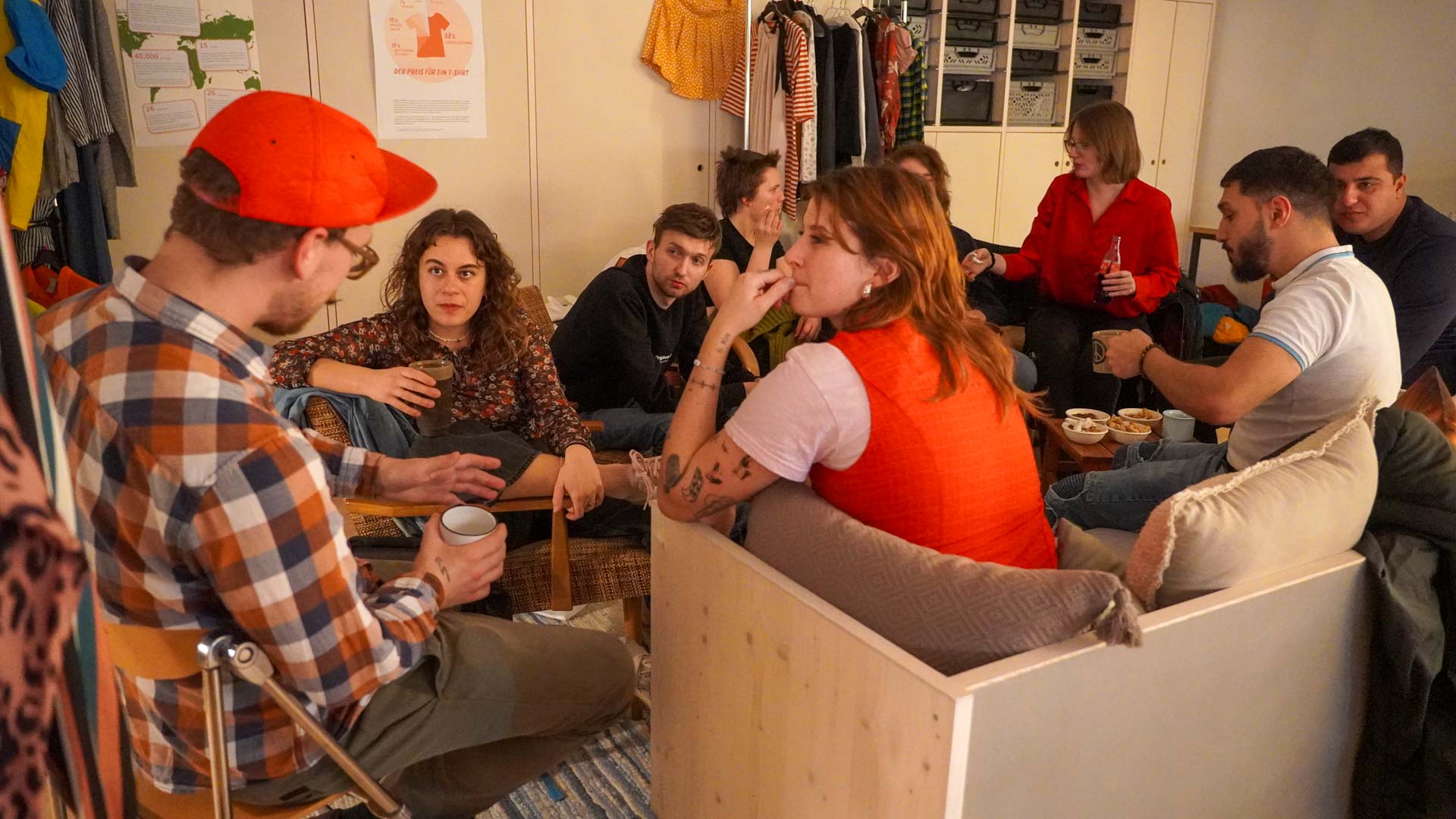 Die Ziellosen aus 10 Jahren Ziellosreise feierten gemeinsam mit Punsch, Keksen und Karaoke.